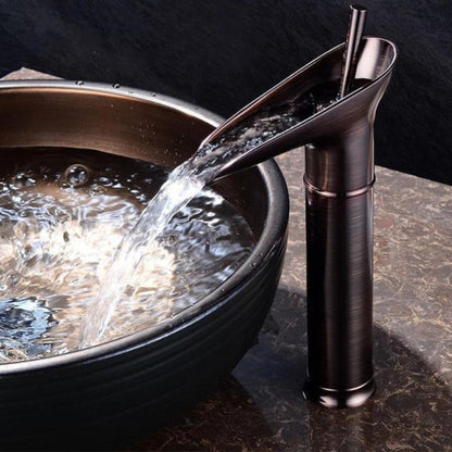 Antiker Wasserhahn für das Badezimmer - Auslauf und Einhebelmischer