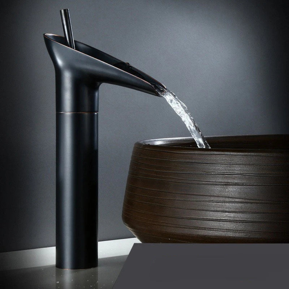 Antiker Wasserhahn für das Badezimmer - Auslauf und Einhebelmischer