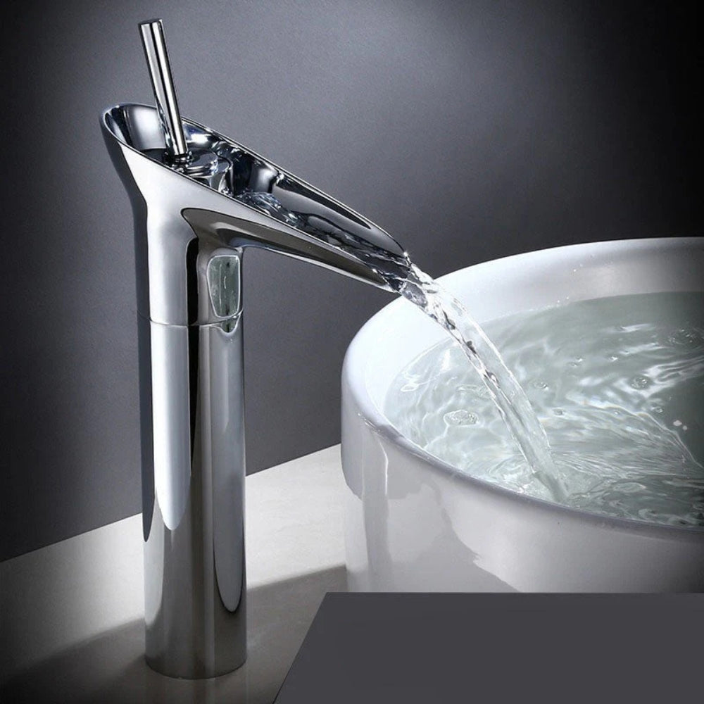 Antiker Wasserhahn für das Badezimmer - Auslauf und Einhebelmischer