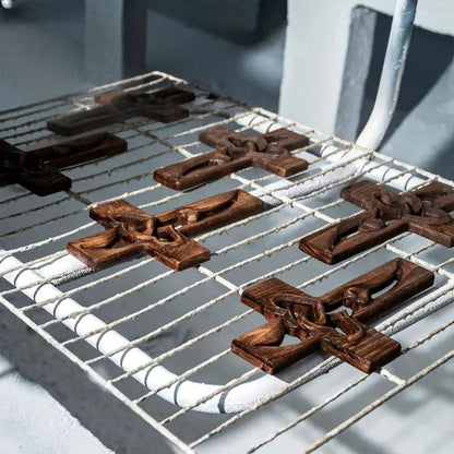 Dekoratives Kreuz - ineinander verschlungene Herzen Symbol Design