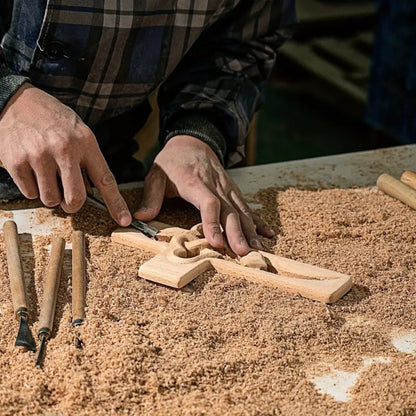Dekoratives Kreuz - ineinander verschlungene Herzen Symbol Design