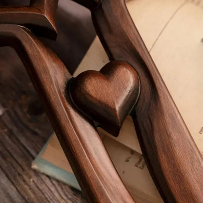 Dekoratives Kreuz - ineinander verschlungene Herzen Symbol Design