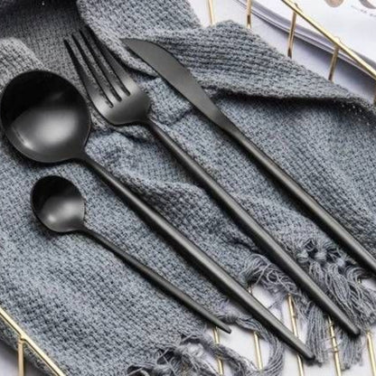 Ergonomisches schwarzes Besteckset - Messer, Löffel und Gabeln für jede Mahlzeit