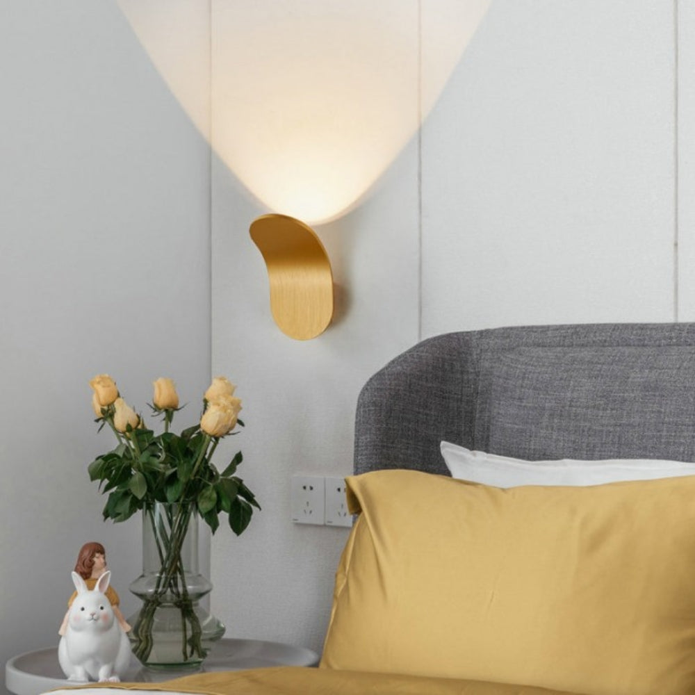 Gebogene Metall-Wandleuchte - Warmes LED-Ambientelicht Gebürstetes Finish