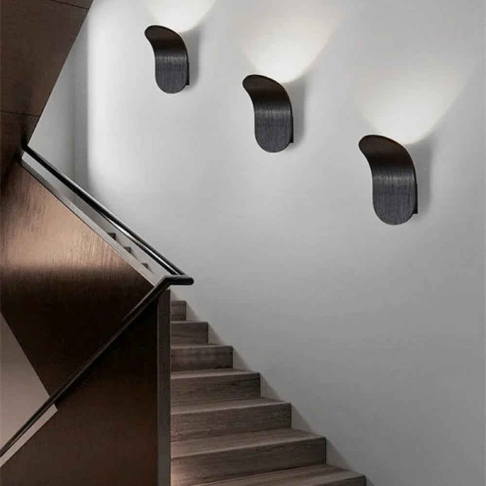 Gebogene Metall-Wandleuchte - Warmes LED-Ambientelicht Gebürstetes Finish