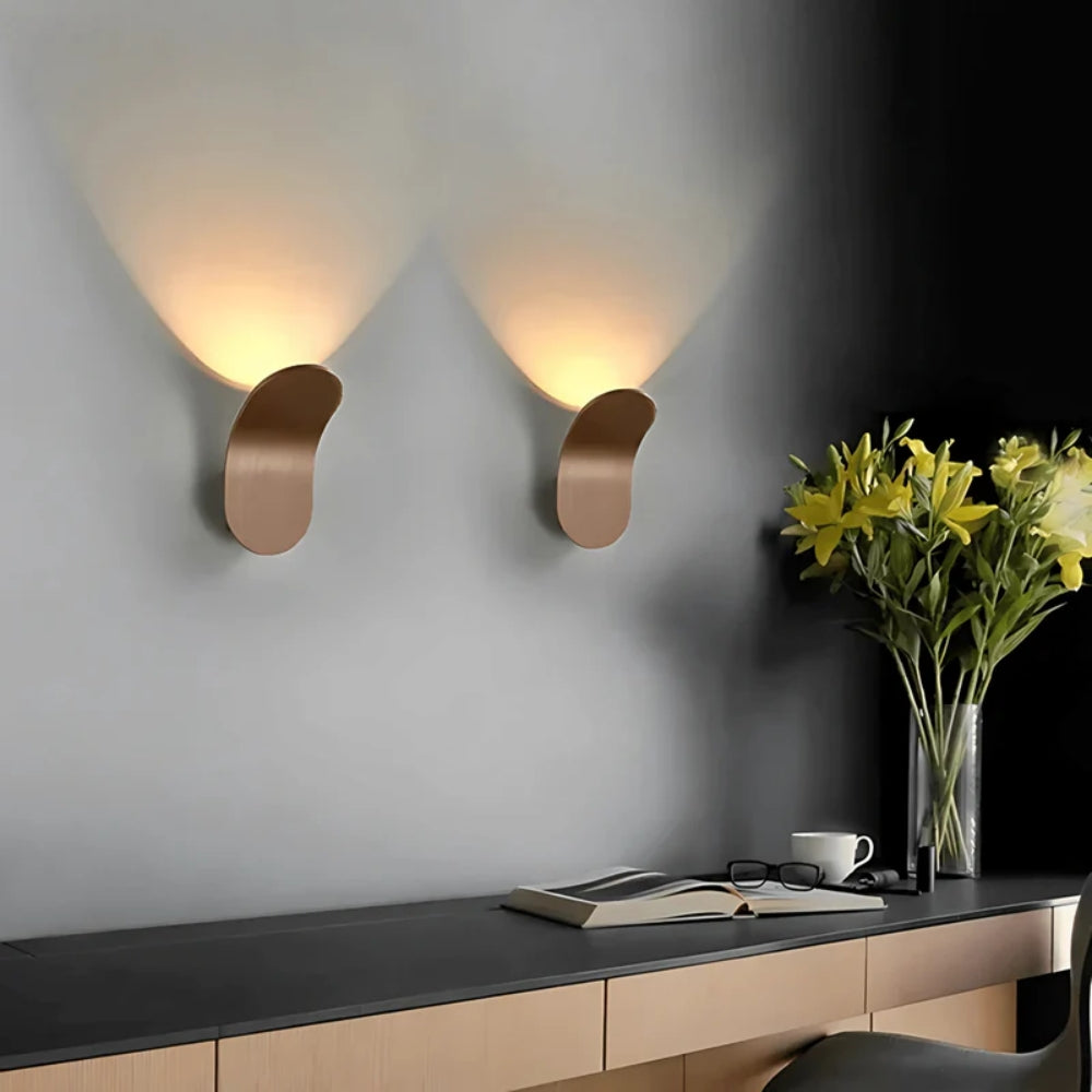Gebogene Metall-Wandleuchte - Warmes LED-Ambientelicht Gebürstetes Finish