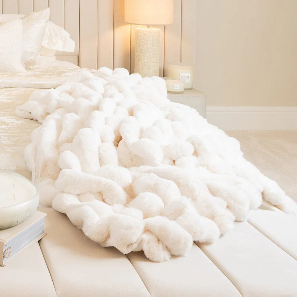 Gerippte Decke in Creme - weiche, dekorative Schicht für Sofa oder Bett