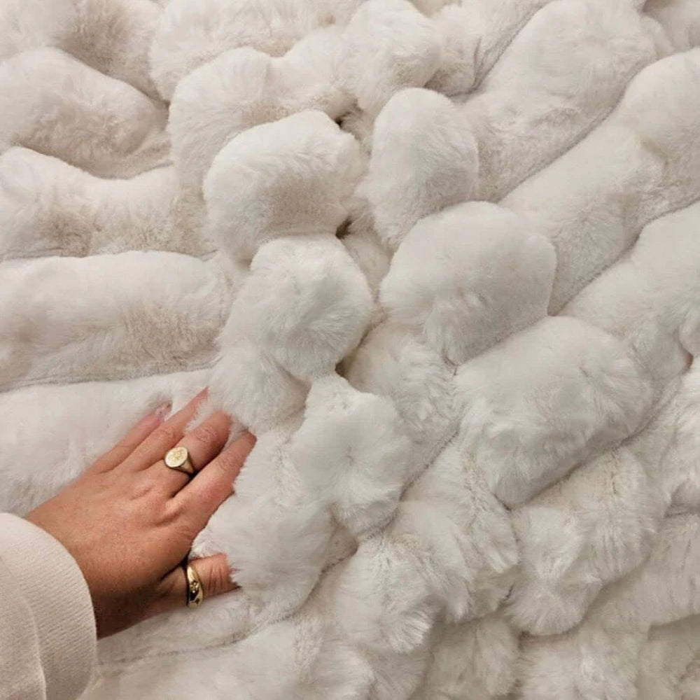 Gerippte Decke in Creme - weiche, dekorative Schicht für Sofa oder Bett