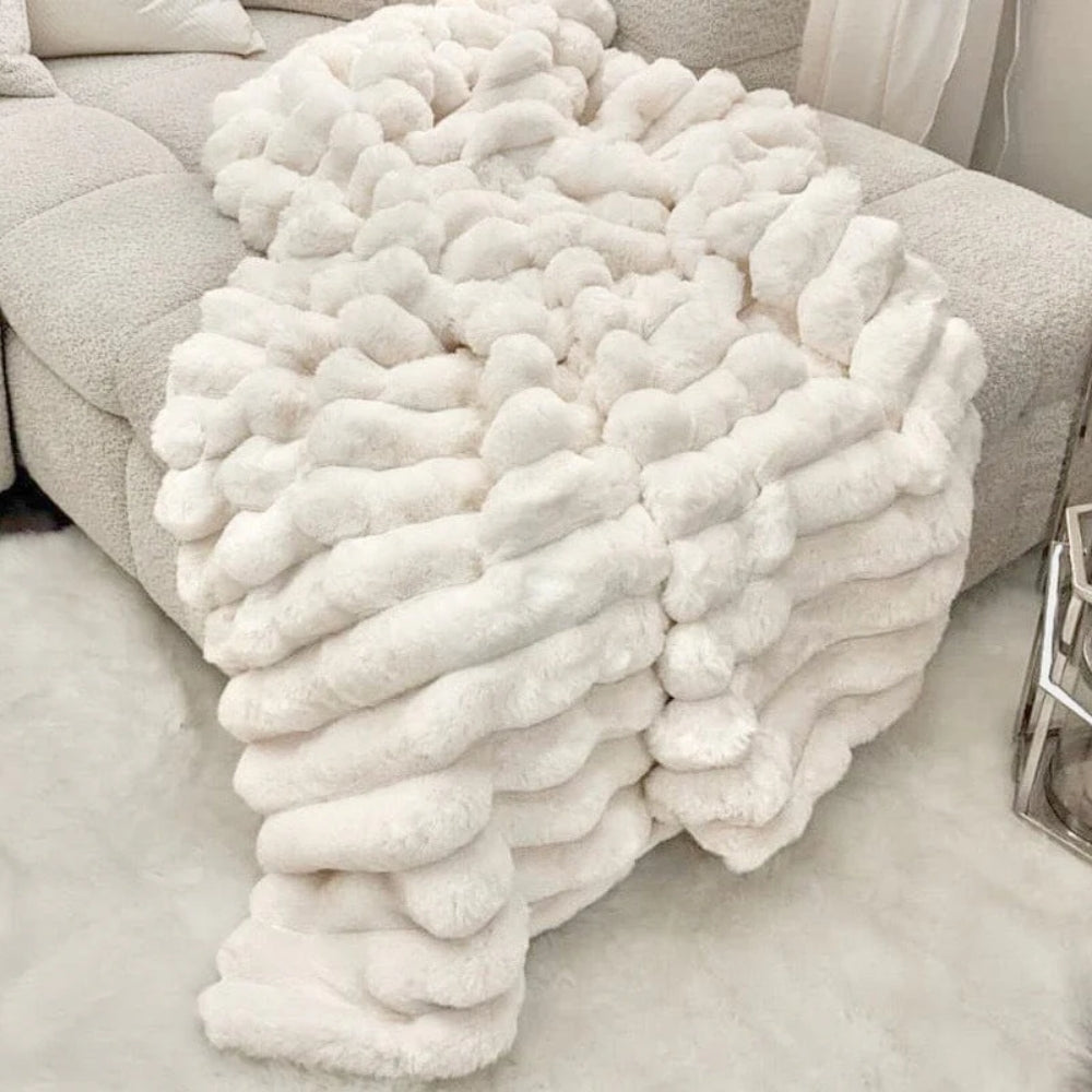 Gerippte Decke in Creme - weiche, dekorative Schicht für Sofa oder Bett