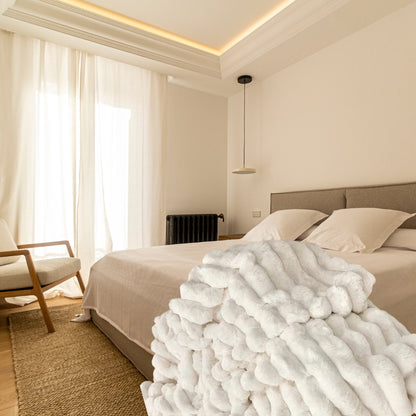 Gerippte Decke in Creme - weiche, dekorative Schicht für Sofa oder Bett