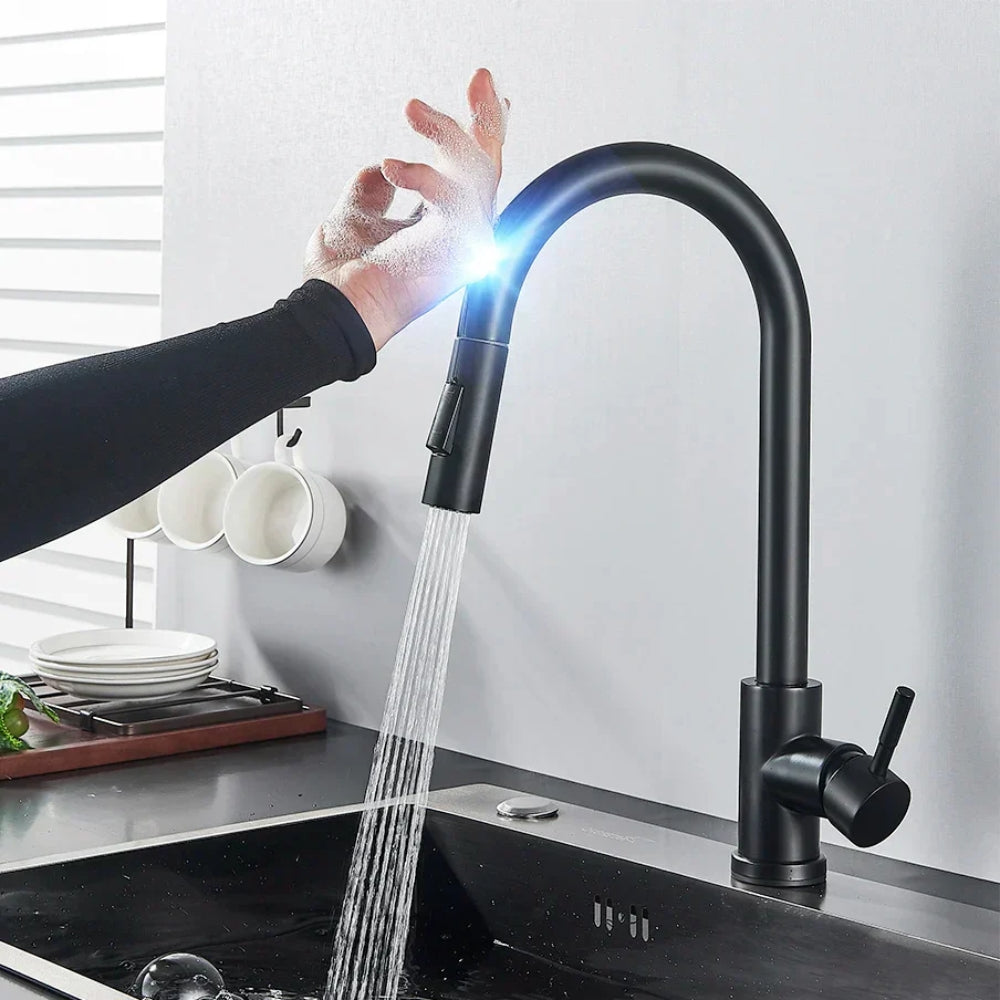 Intelligente Küchenarmatur - berührungsaktiviert mit heißem und kaltem Wasser