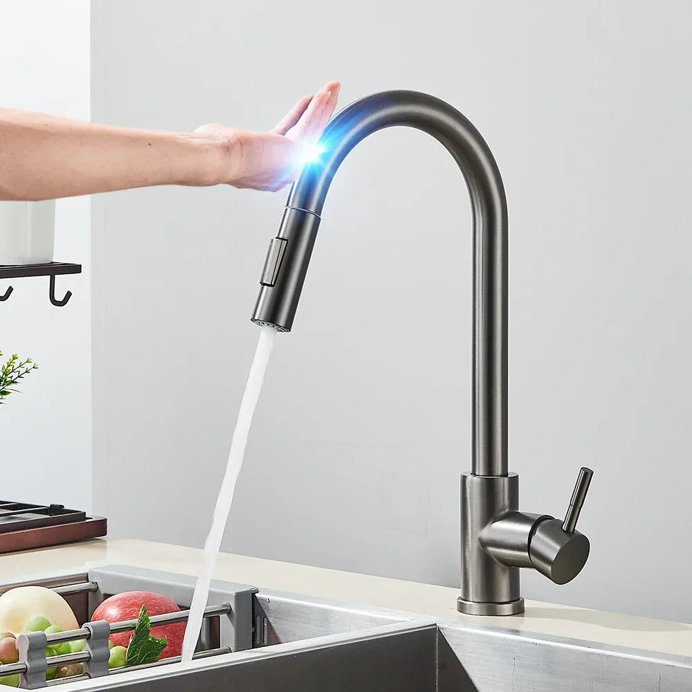 Intelligente Küchenarmatur - berührungsaktiviert mit heißem und kaltem Wasser