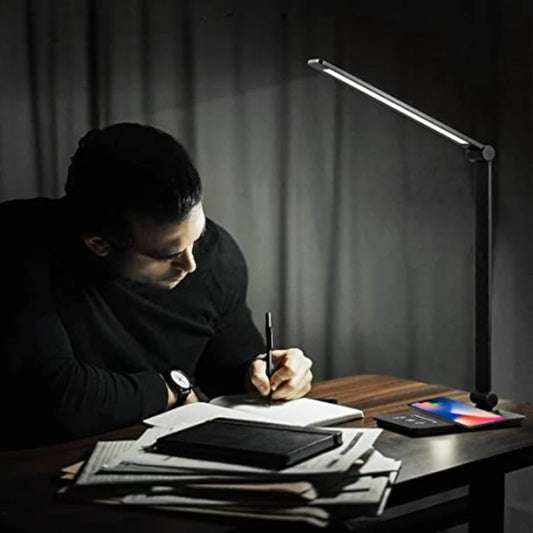 Intelligente LED-Tischlampe – Platzsparend mit Kabellosem Laden