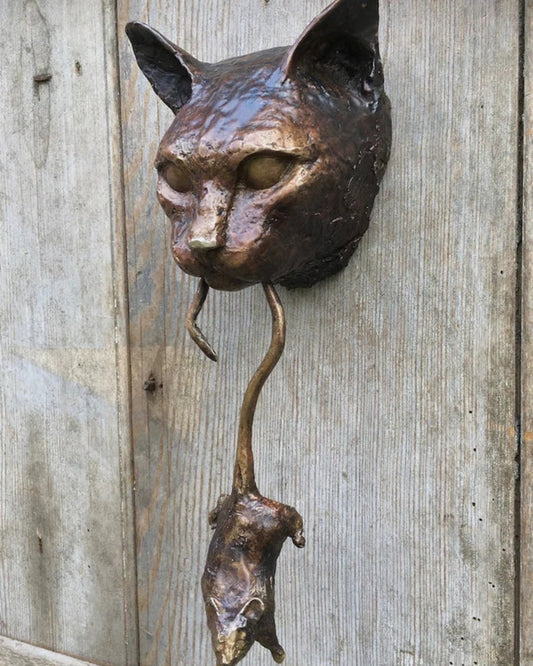 Katzen-Türklopfer - Lebensgroßer Wandakzent mit schwingendem Maus-Detail