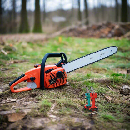 Kompakte Elektro-Kettensäge - akkubetriebenes Sägen mit einer Hand