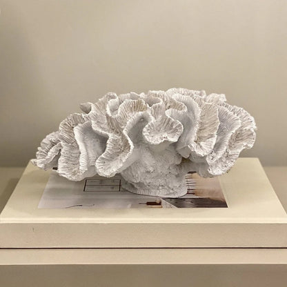 Weiße, von Korallen inspirierte Skulptur - dekorativer Küstenakzent für Zuhause