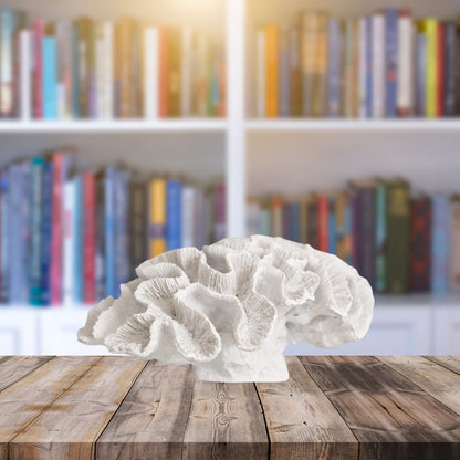 Weiße, von Korallen inspirierte Skulptur - dekorativer Küstenakzent für Zuhause