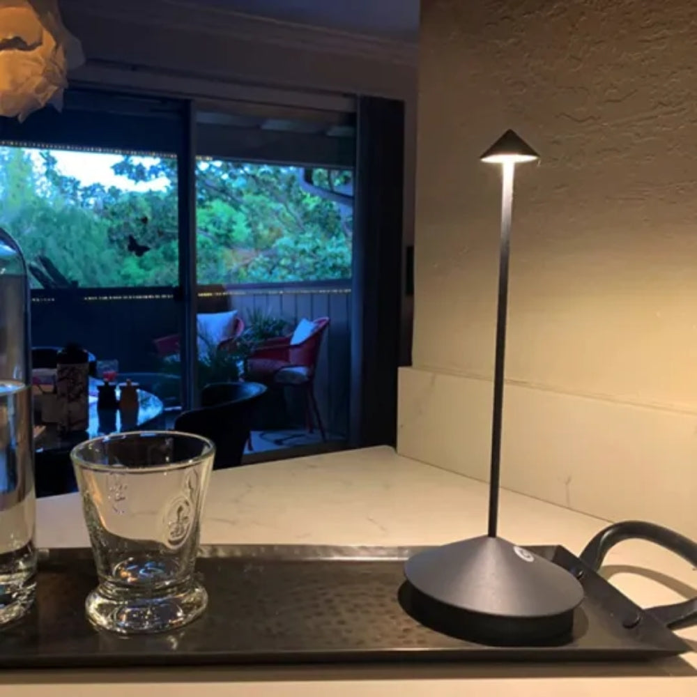 LED Tischlampe – Minimalistisches Design & Dimmbares Licht
