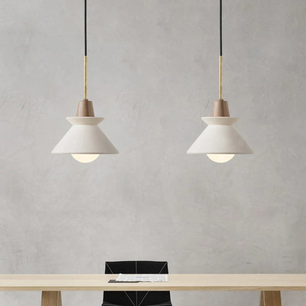 Minimalistische Kegel-Pendelleuchte - Matte Oberfläche mit natürlichem Detail