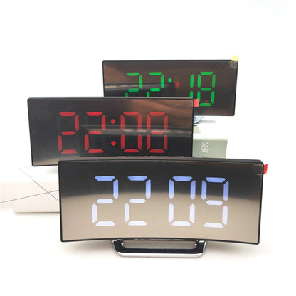 Minimalistischer Digitalwecker - Gebogenes Kompaktdisplay für moderne Räume