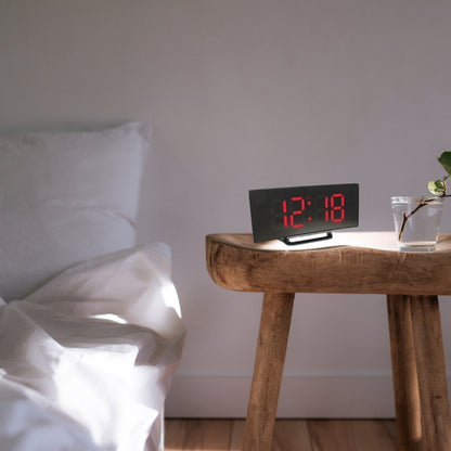 Minimalistischer Digitalwecker - Gebogenes Kompaktdisplay für moderne Räume