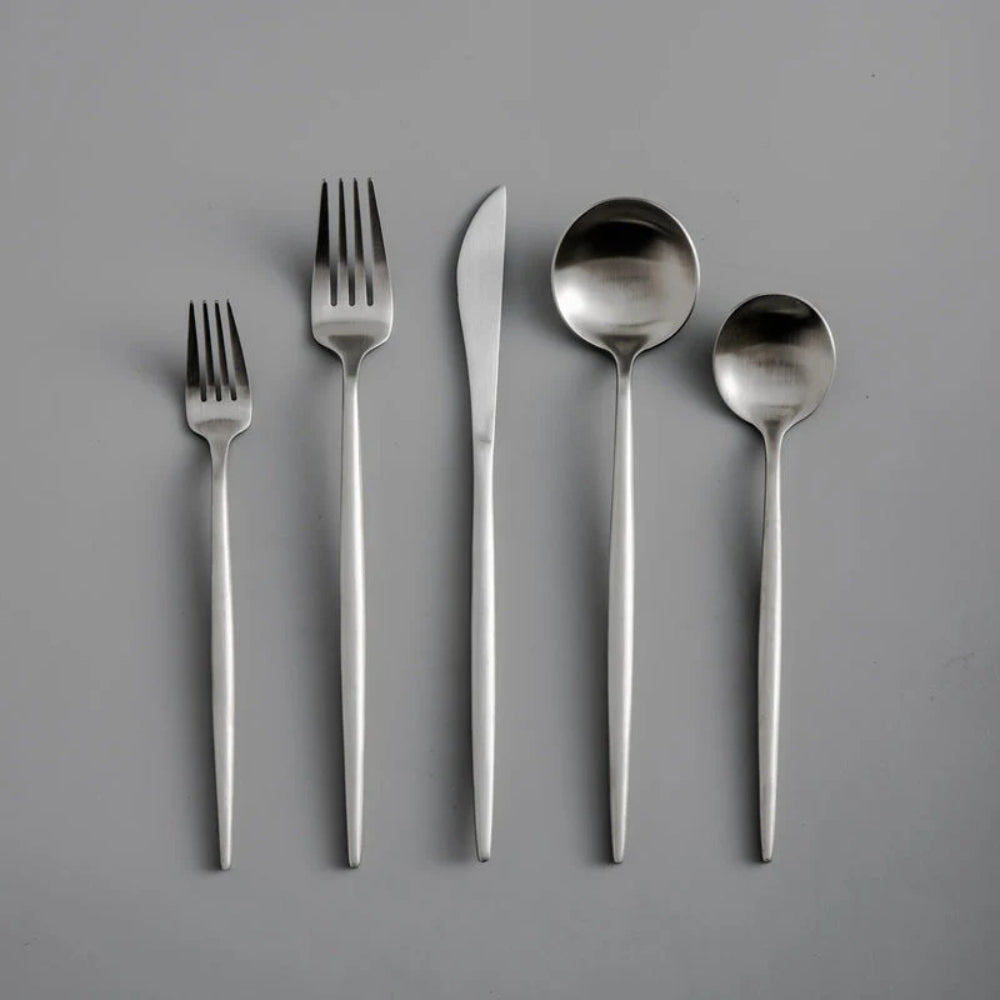 Minimalistisches Besteckset - Messer, Löffel und Gabeln für jede Mahlzeit