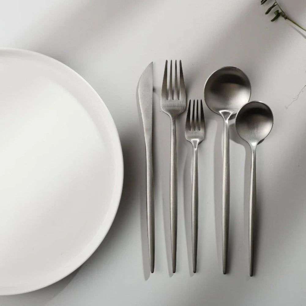 Minimalistisches Besteckset - Messer, Löffel und Gabeln für jede Mahlzeit