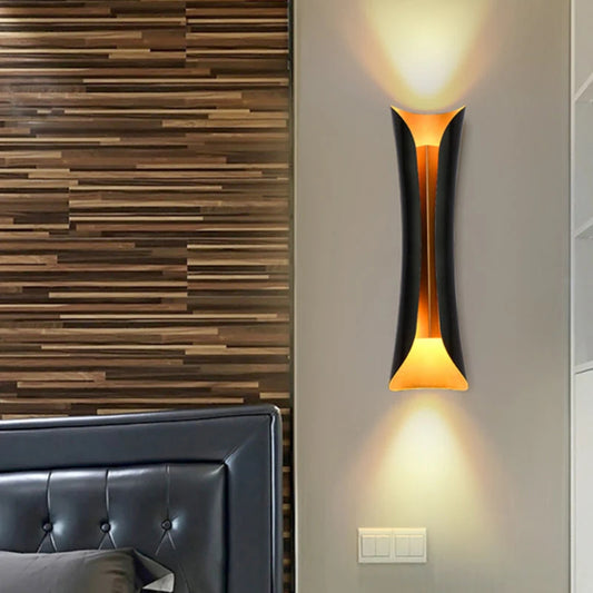 Moderne Wandleuchte mit Schwung – Zwei Lichtquellen in Schwarz