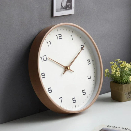 Moderne Wanduhr - geräuschloses Uhrwerk in nordisch inspiriertem Design