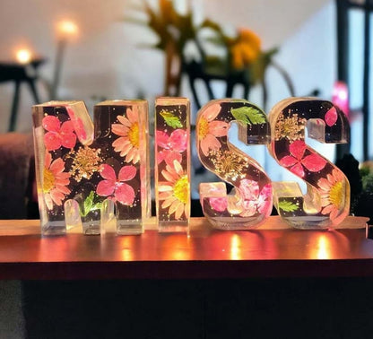 Personalisierte Brief Nachtlicht - getrocknete Blume LED-Tischlampe