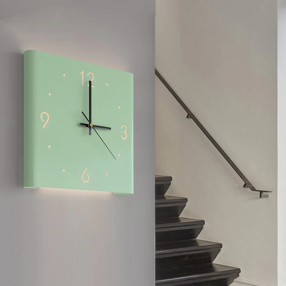Quadratische Stille LED-Wanduhr – Hinterleuchtete Ecke mit Sensorlicht-Option