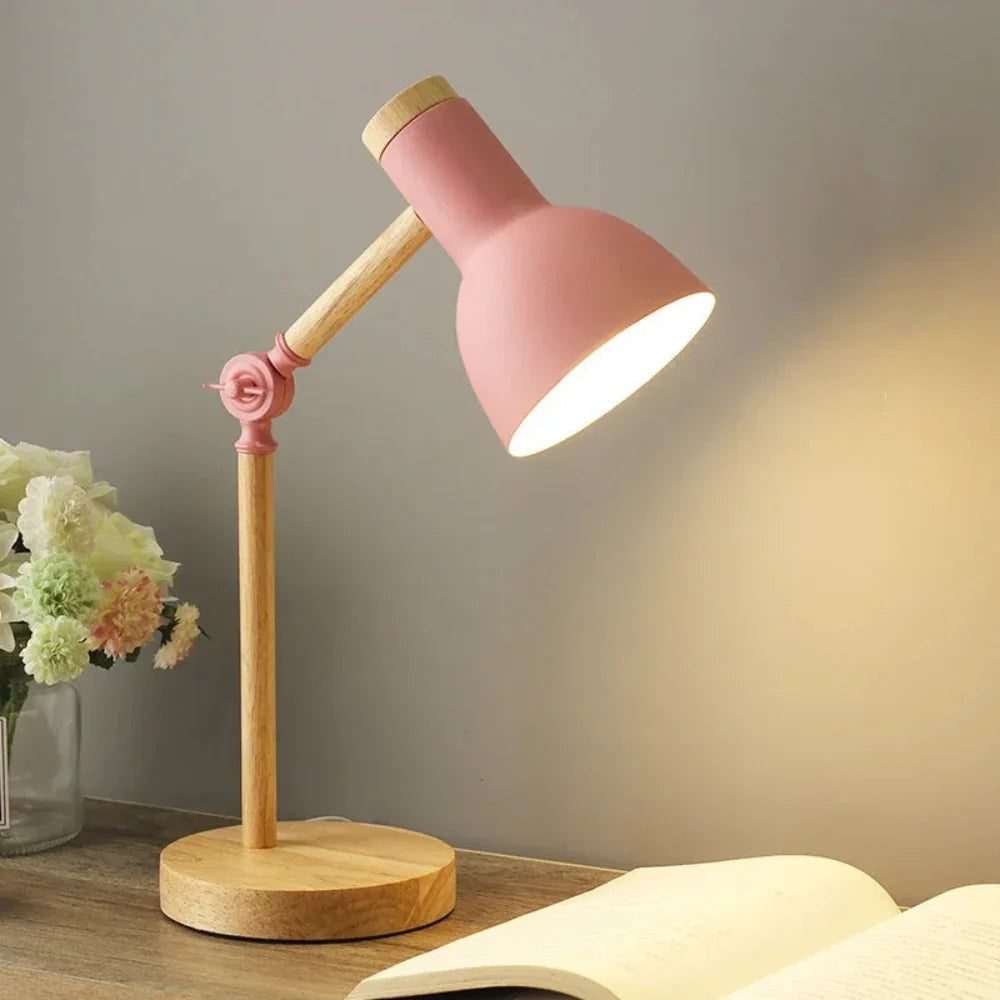 Skandinavische Holz-Tischlampe – Verstellbarer Arm mit Farbakzenten