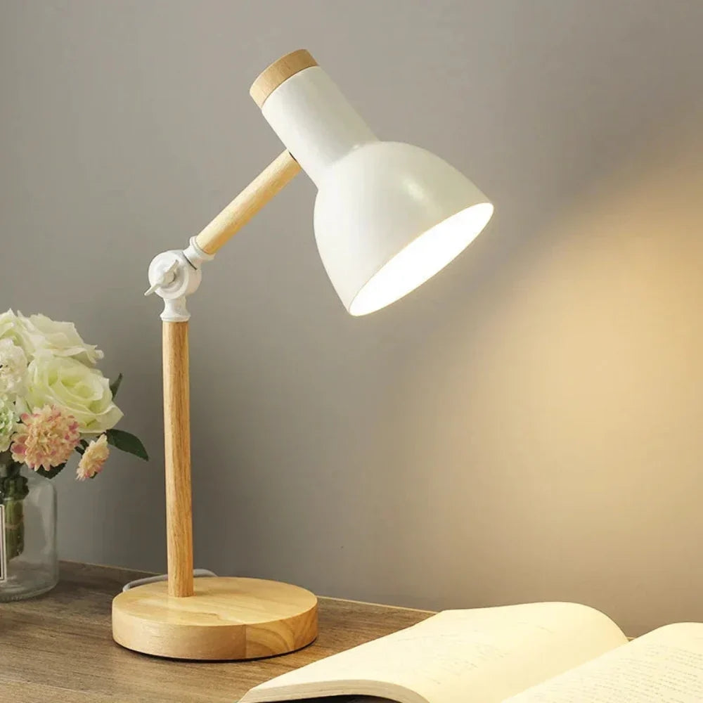 Skandinavische Holz-Tischlampe – Verstellbarer Arm mit Farbakzenten
