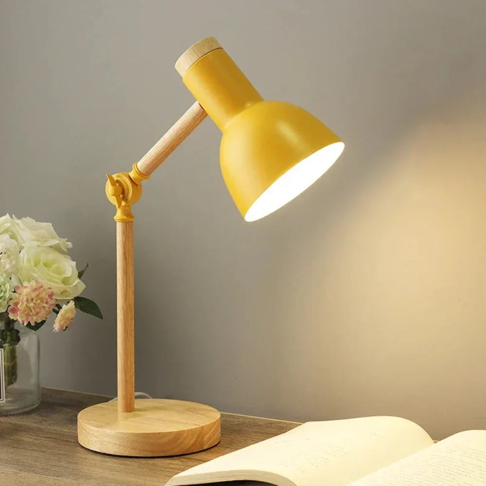 Skandinavische Holz-Tischlampe – Verstellbarer Arm mit Farbakzenten