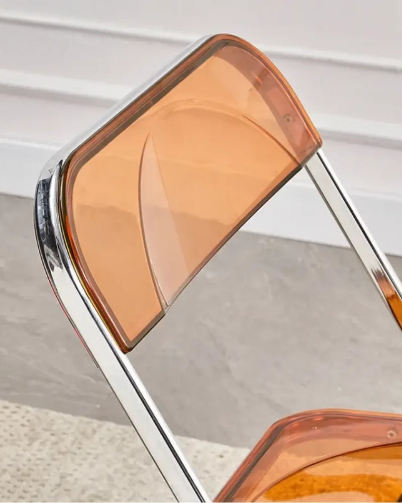 Transparenter Klappstuhl - Kühne Form und platzsparendes Design