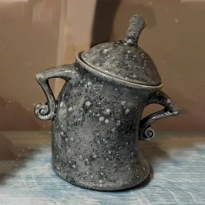 Verspielter Küchenkanister - lustiges Hands-on-Hips Design