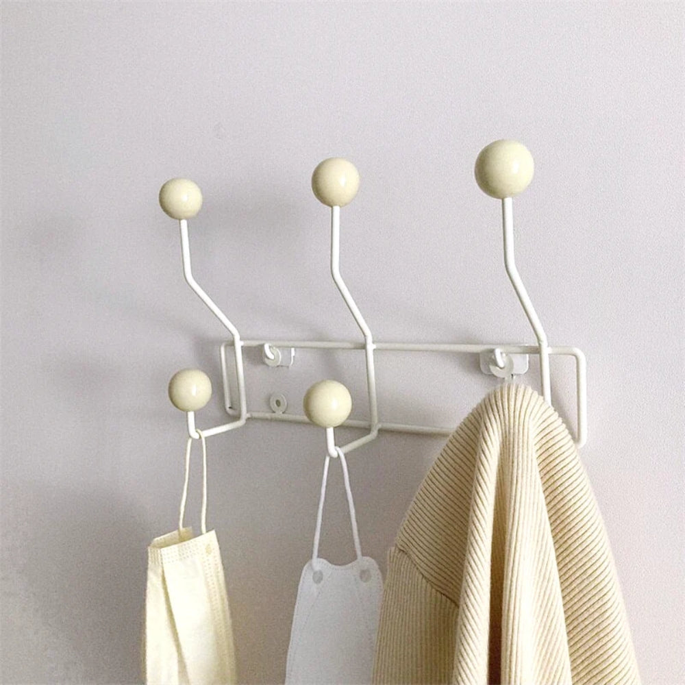 Wandhaken-Garderobe - Mid-Century-Stil mit Colorfol Dot-Haken