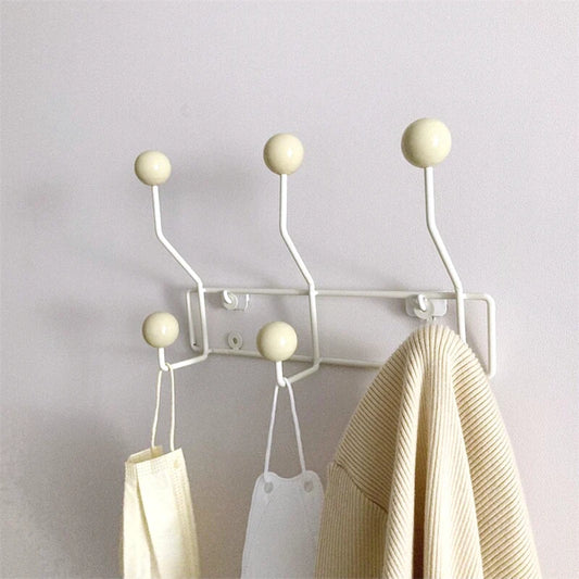 Wandhaken-Garderobe - Mid-Century-Stil mit Colorfol Dot-Haken