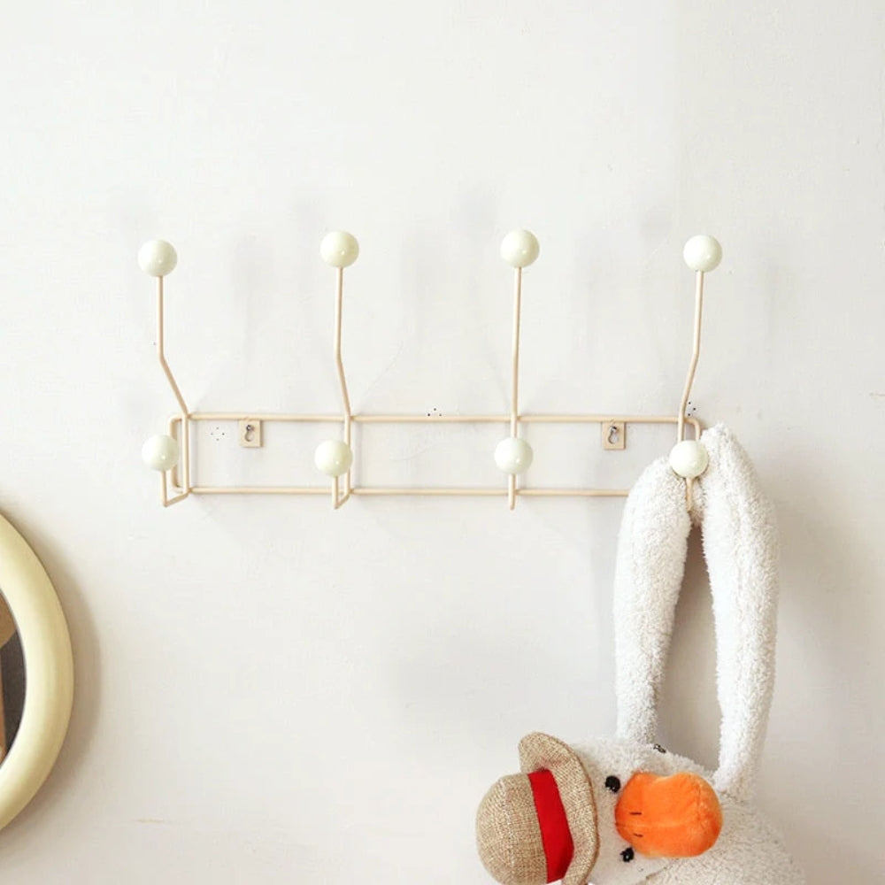 Wandhaken-Garderobe - Mid-Century-Stil mit Colorfol Dot-Haken