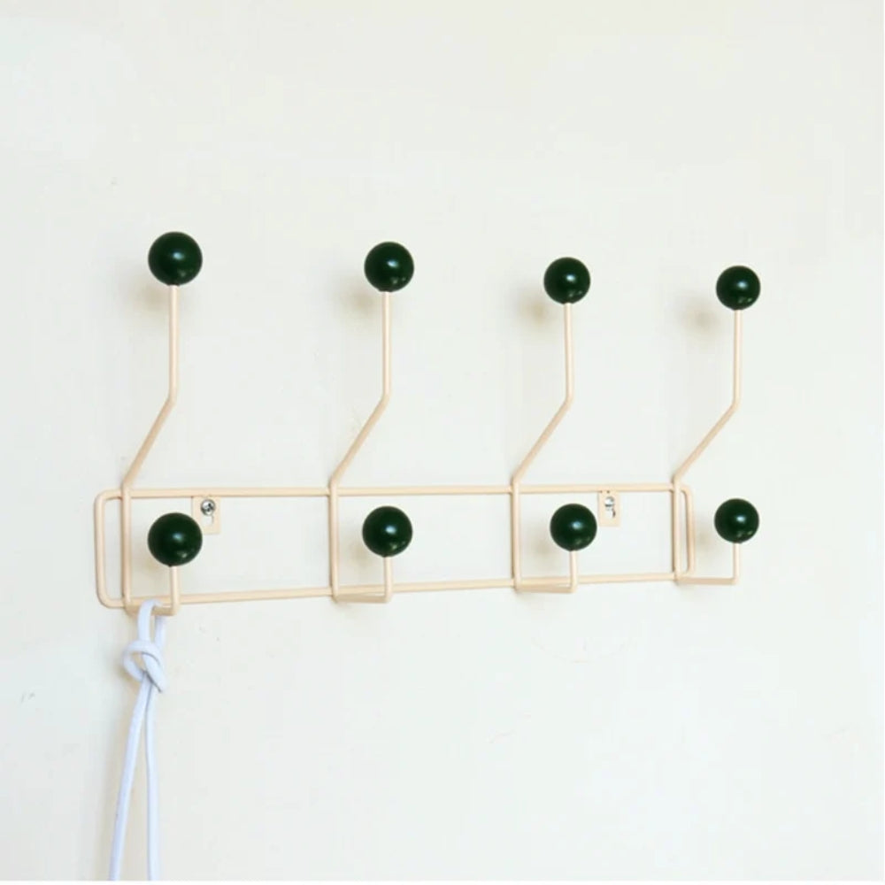 Wandhaken-Garderobe - Mid-Century-Stil mit Colorfol Dot-Haken