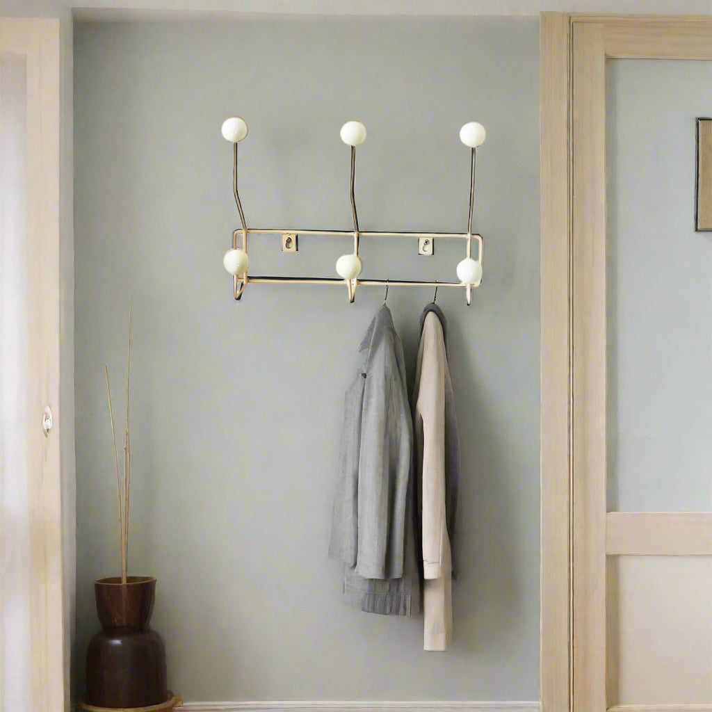 Wandhaken-Garderobe - Mid-Century-Stil mit Colorfol Dot-Haken