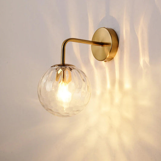 Wandleuchte mit geriffeltem Glas – Moderne Goldoptik mit Kugelschirm