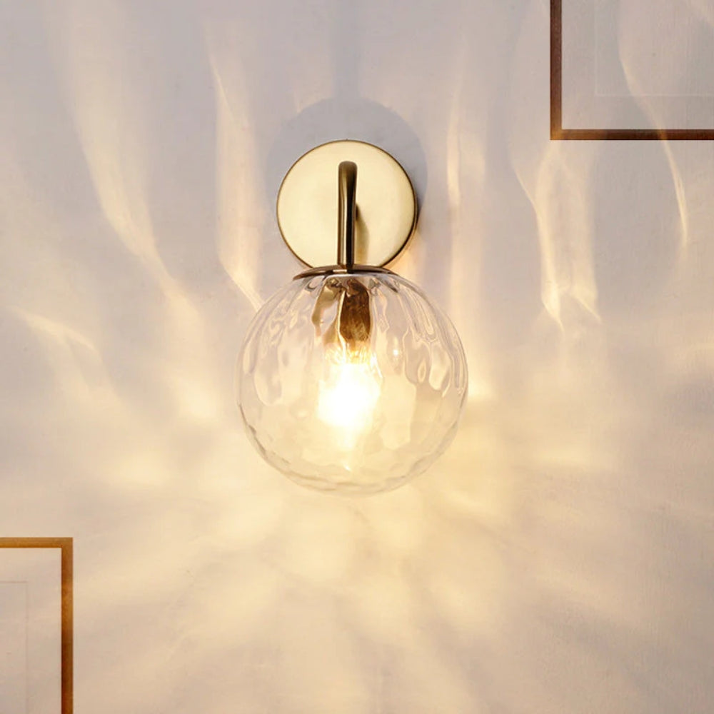 Wandleuchte mit geriffeltem Glas – Moderne Goldoptik mit Kugelschirm