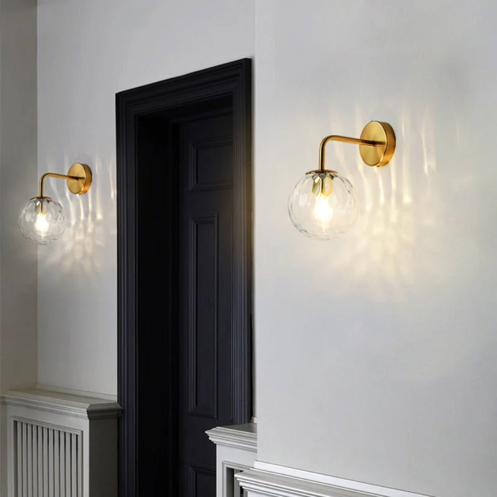 Wandleuchte mit geriffeltem Glas – Moderne Goldoptik mit Kugelschirm