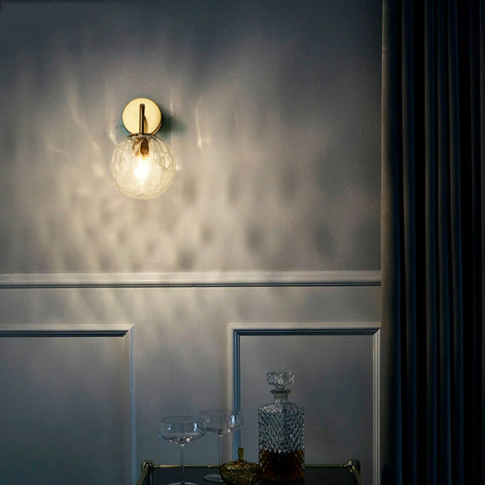 Wandleuchte mit geriffeltem Glas – Moderne Goldoptik mit Kugelschirm