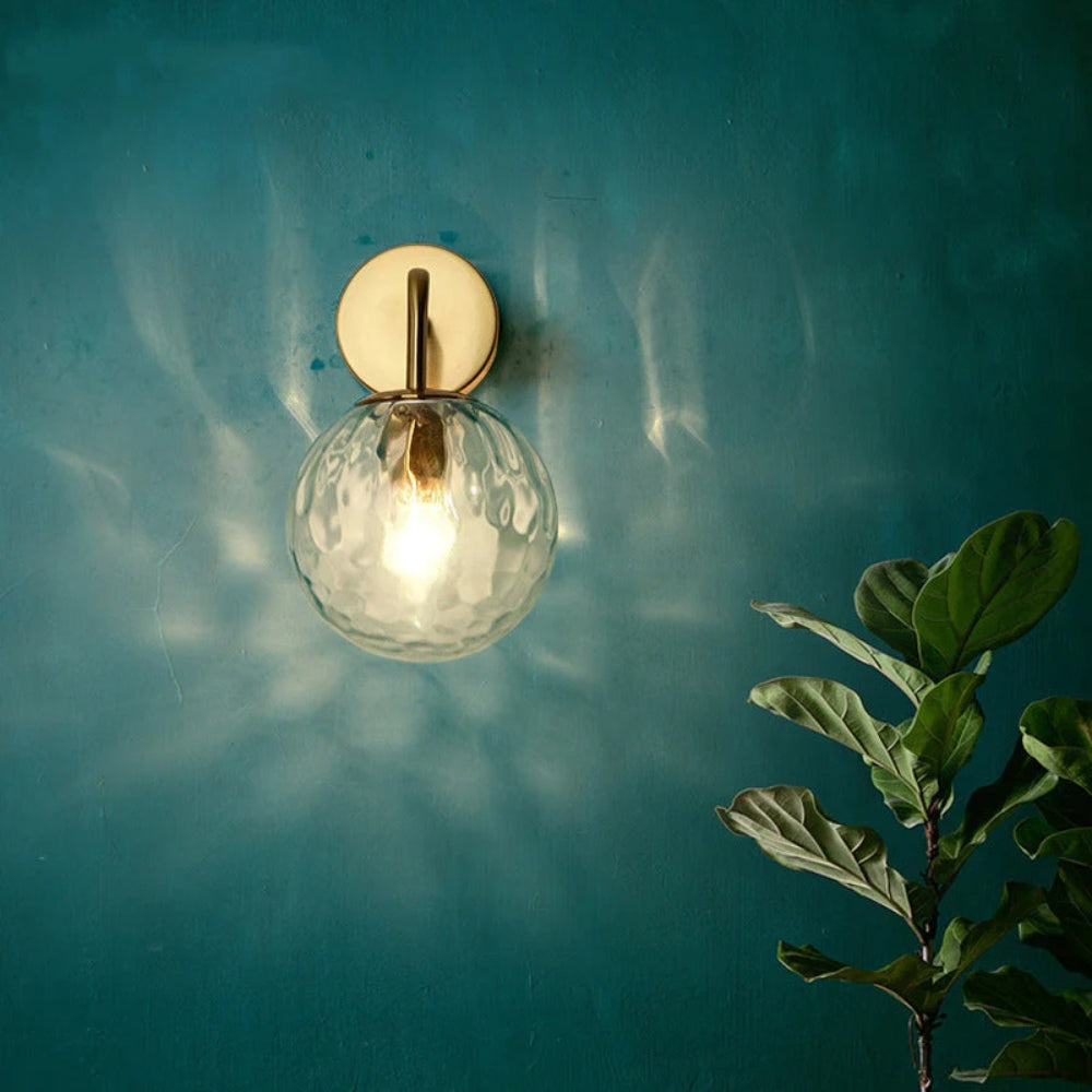 Wandleuchte mit geriffeltem Glas – Moderne Goldoptik mit Kugelschirm