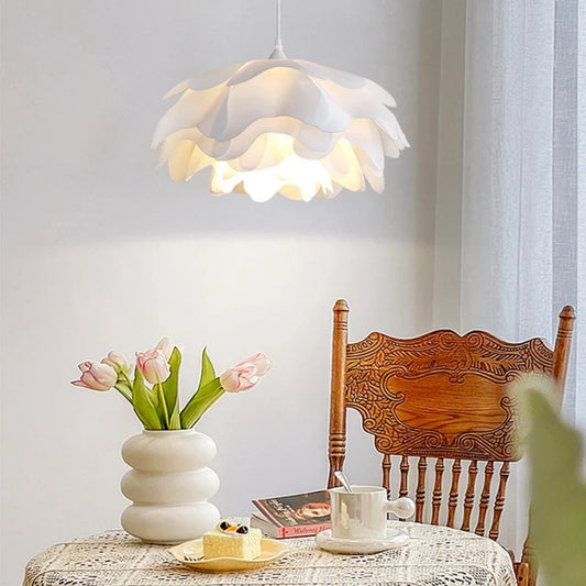 Weiße Blüten-Pendelleuchte - Skulpturales Design in Blütenform