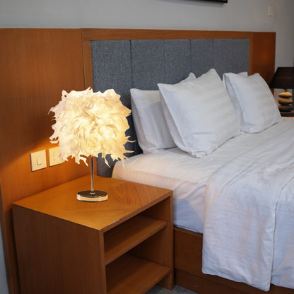 Weiße zylindrische Nachttischlampe – Moderne Einzelleuchte