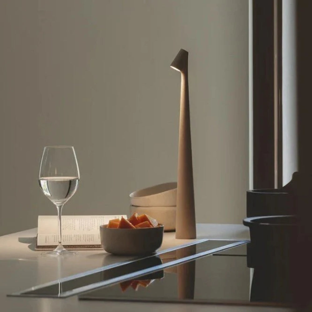 Wiederaufladbare LED-Tischlampe - Schlanker geschwungener Arm
