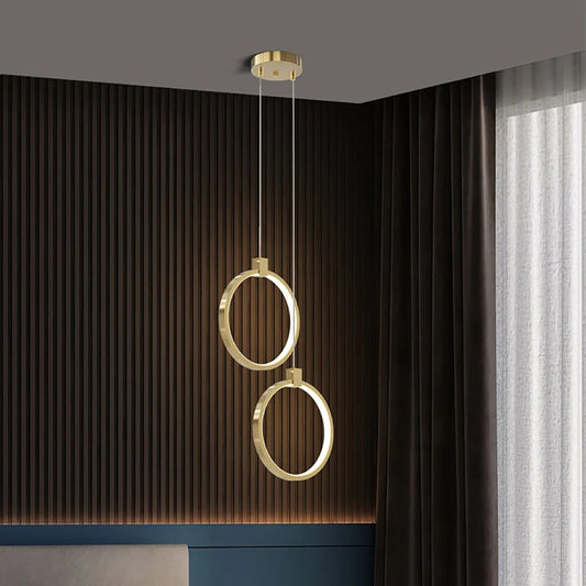 Zeitgenössische Hängelampe - Sanftes Leuchten im Gold-Halo-Stil